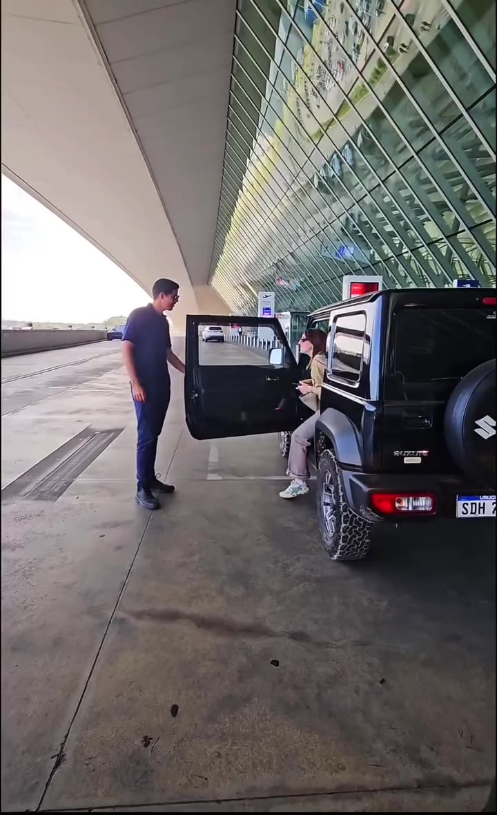 Un empleado del parking recibe el auto de una clienta frente a la terminal del aeropuerto